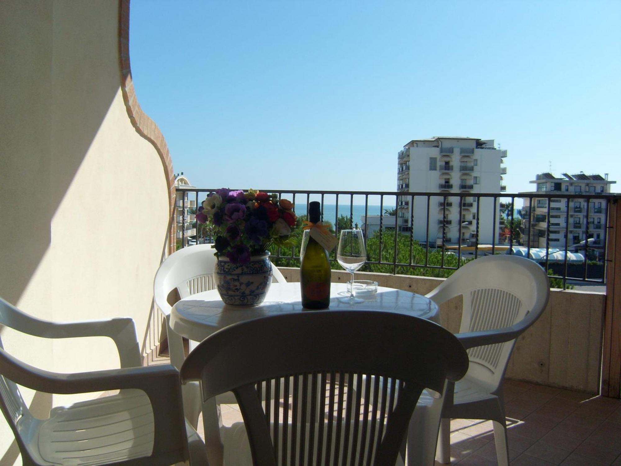 Residence Torre Del Mar Alba Adriatica Quarto foto